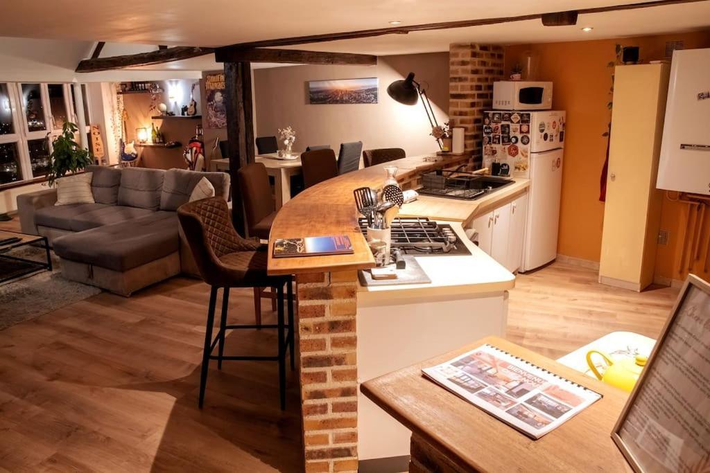 Duplex Atypique Dans La Cite Medievale Laon Luaran gambar