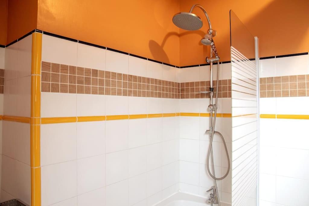 Duplex Atypique Dans La Cite Medievale Laon Luaran gambar