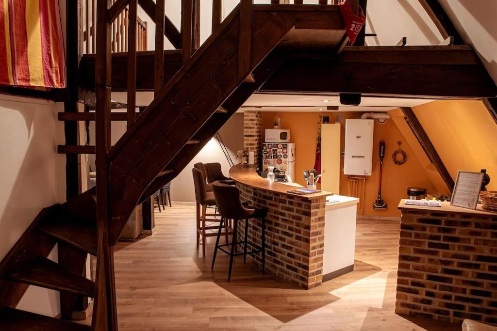 Duplex Atypique Dans La Cite Medievale Laon Luaran gambar