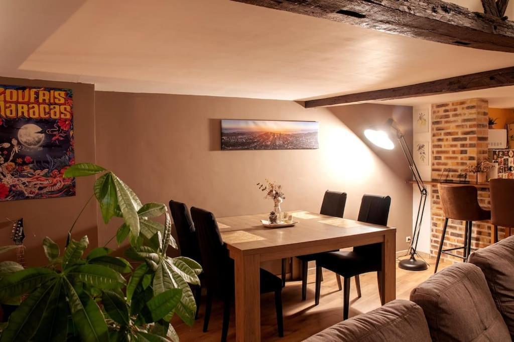 Duplex Atypique Dans La Cite Medievale Laon Luaran gambar