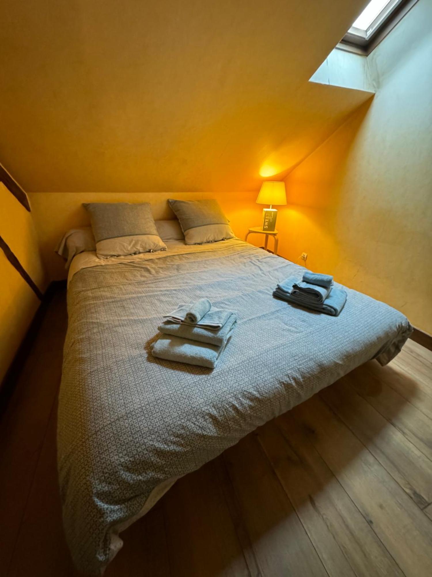 Duplex Atypique Dans La Cite Medievale Laon Luaran gambar
