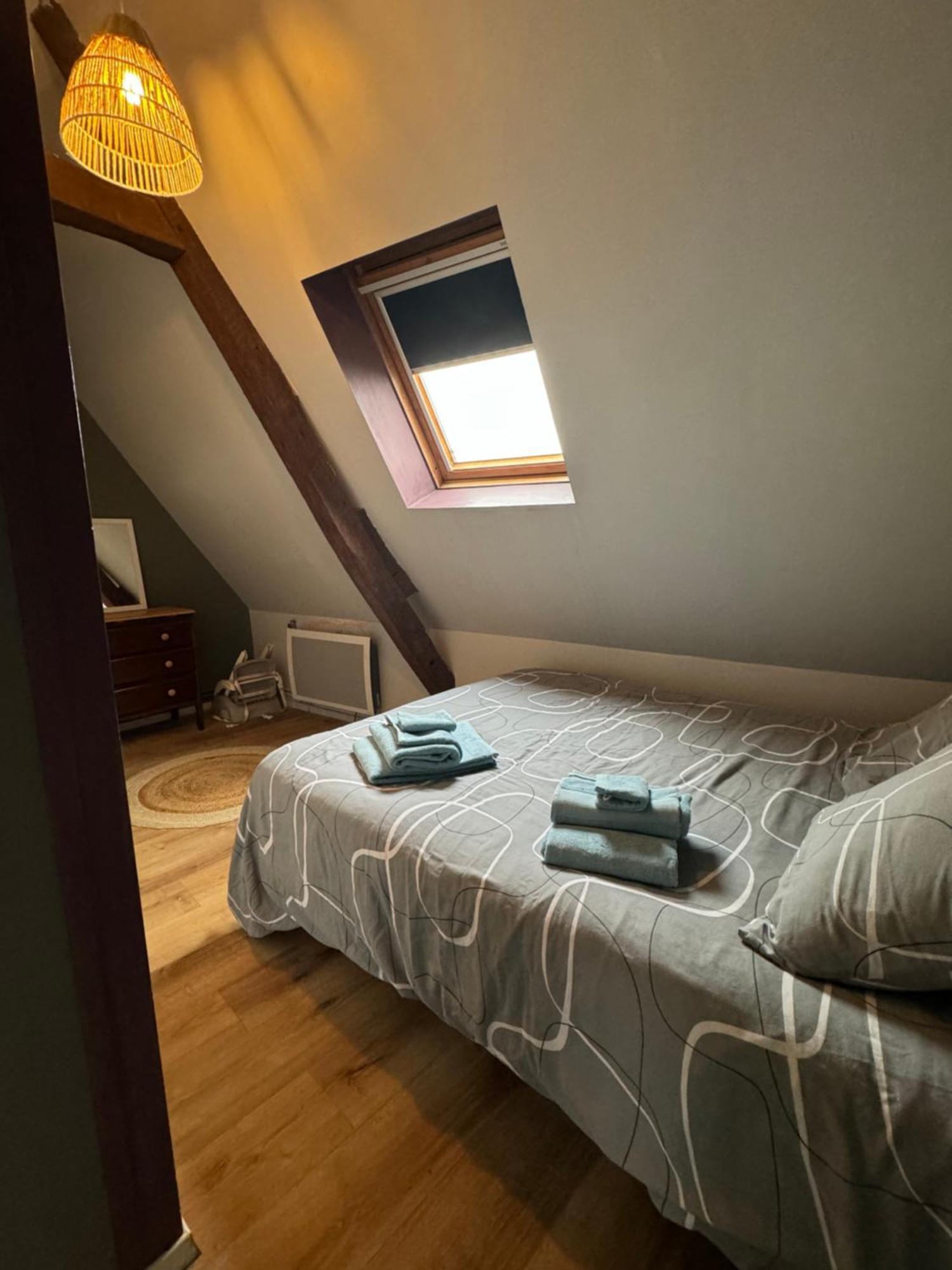 Duplex Atypique Dans La Cite Medievale Laon Luaran gambar